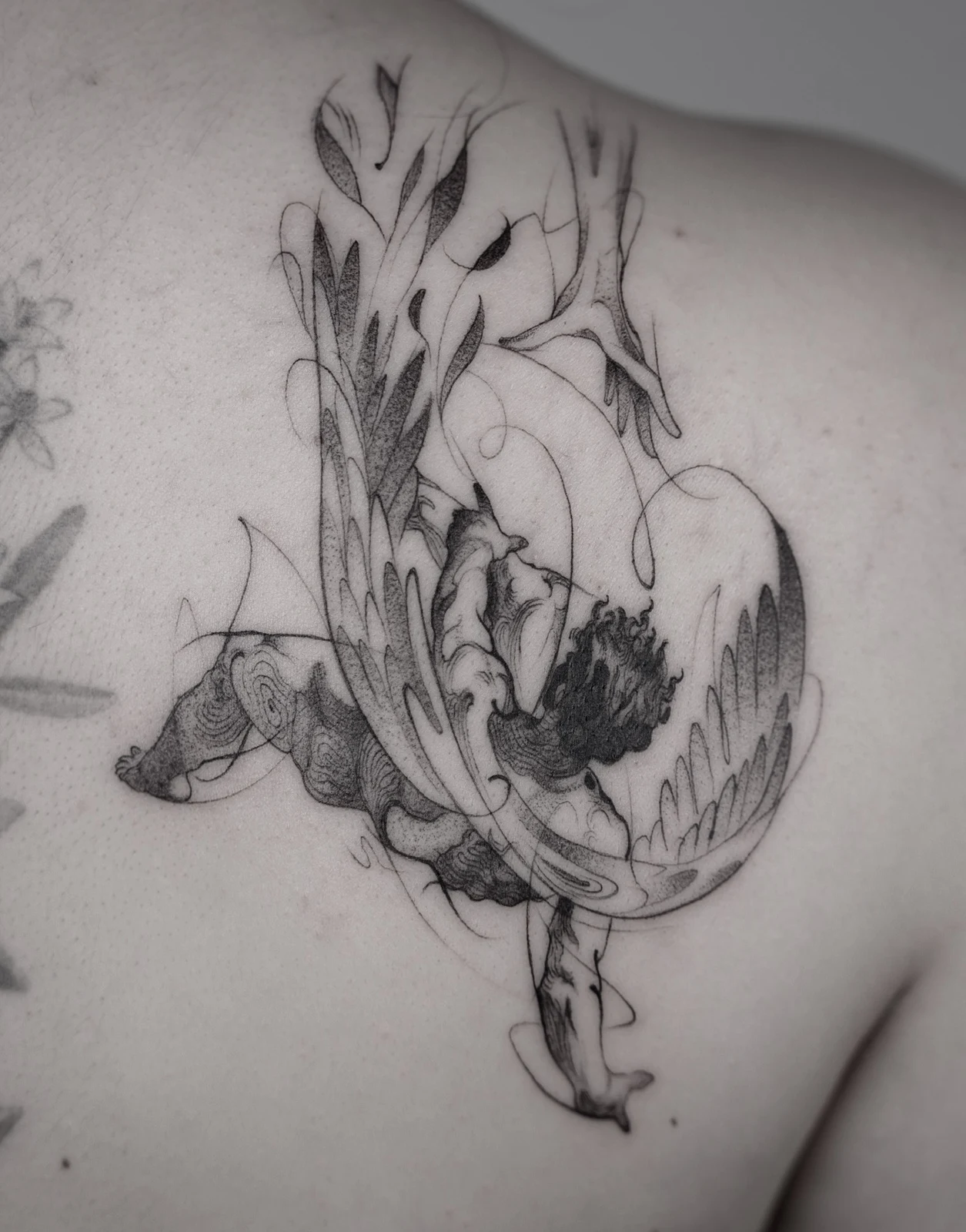 Ícaro / Ángel Caído en Espalda — Fine-Line y Sombras Somáticas